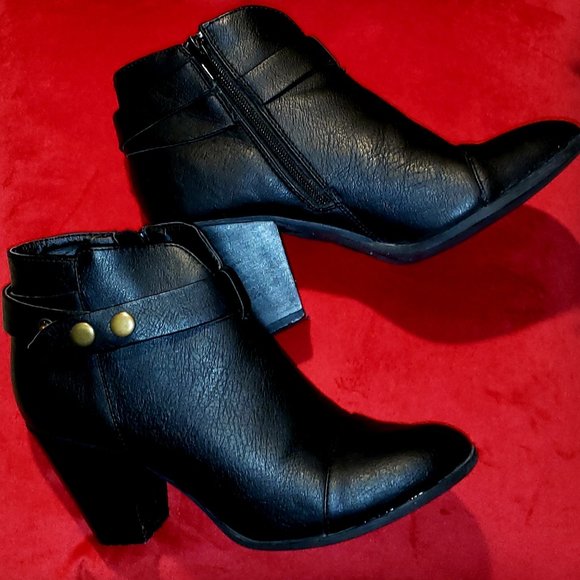 AMERICAN EAGLE BKACK FAUX LEATHER CHIC & SLEEK STYLISH ANKLE BOOTS 8 - Picture 2 of 8